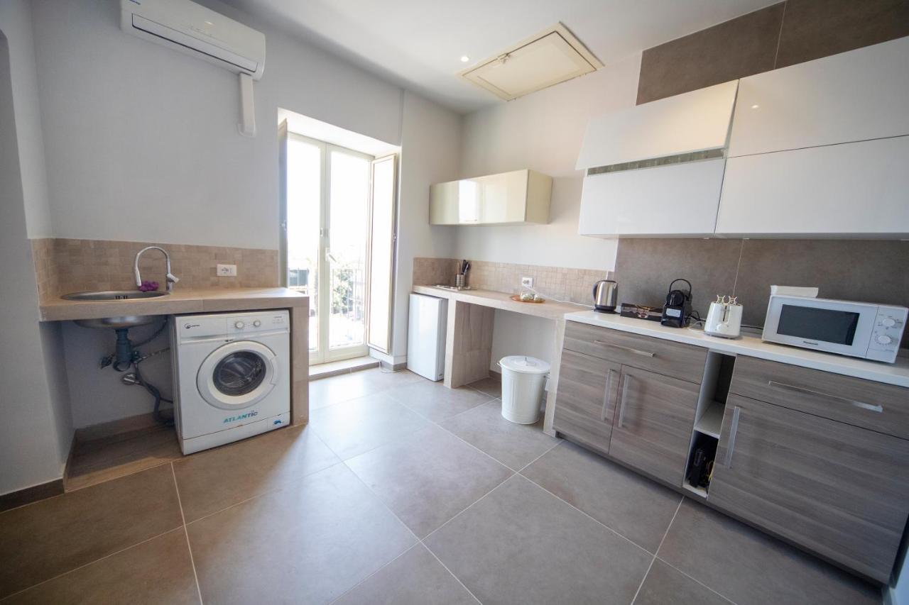 Rooms In Shared Apartment - City Center Katanya Dış mekan fotoğraf